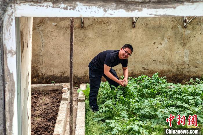 移民管理警察羅忠江在公珠湖執(zhí)勤點的大棚內(nèi)?！↓埿▲P 攝