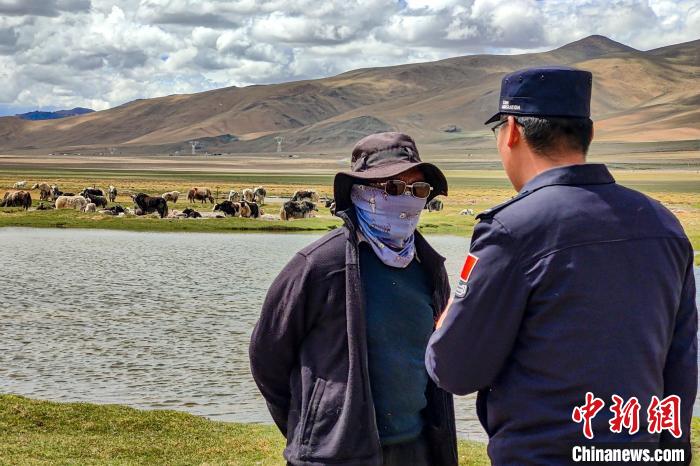 資料圖為民警何宗源在公珠湖了解牧民情況?！↓埿▲P 攝