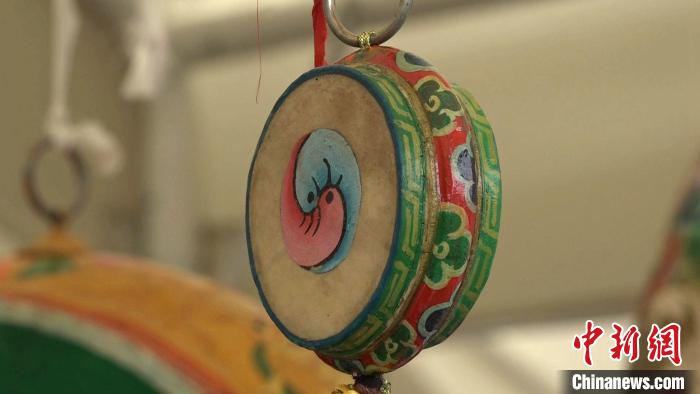 圖為“松贊夜市”里的特色文創(chuàng)產(chǎn)品?！∝暽＠?攝