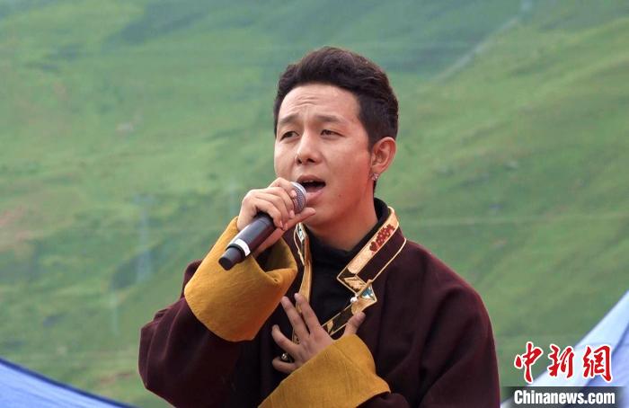 圖為藝人為開(kāi)幕式獻(xiàn)唱?！∝暽＠?攝