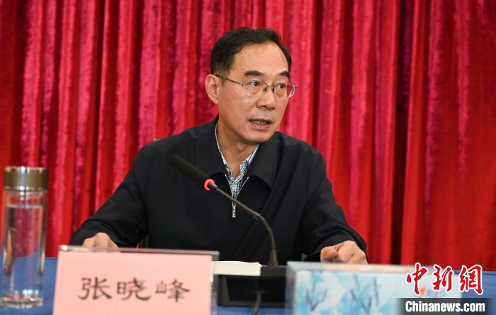 圖為西藏自治區(qū)黨委宣傳部副部長(zhǎng)、西藏廣播電視臺(tái)黨組書記張曉峰致辭?！≮w朗 攝