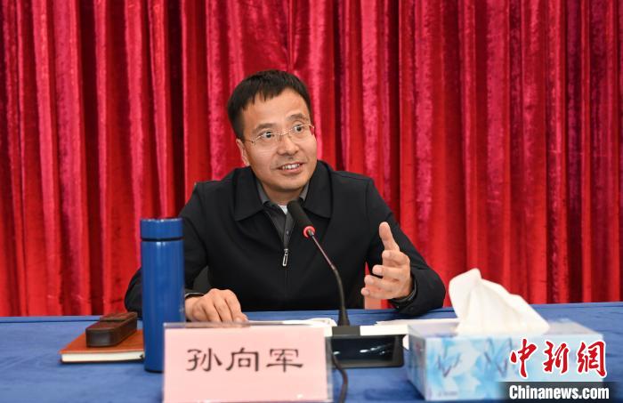 圖為西藏自治區(qū)黨委宣傳部副部長(zhǎng)、自治區(qū)社科院黨組書記孫向軍主持活動(dòng)。　趙朗 攝