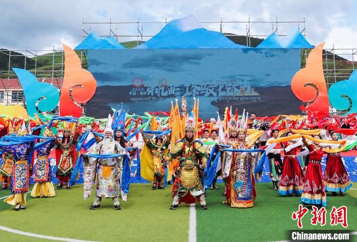 圖為西藏昌都市第九屆三江茶馬文化藝術(shù)節(jié)(芒康會(huì)場(chǎng))開幕式現(xiàn)場(chǎng)?！〔际忻⒖悼h委宣傳部供圖