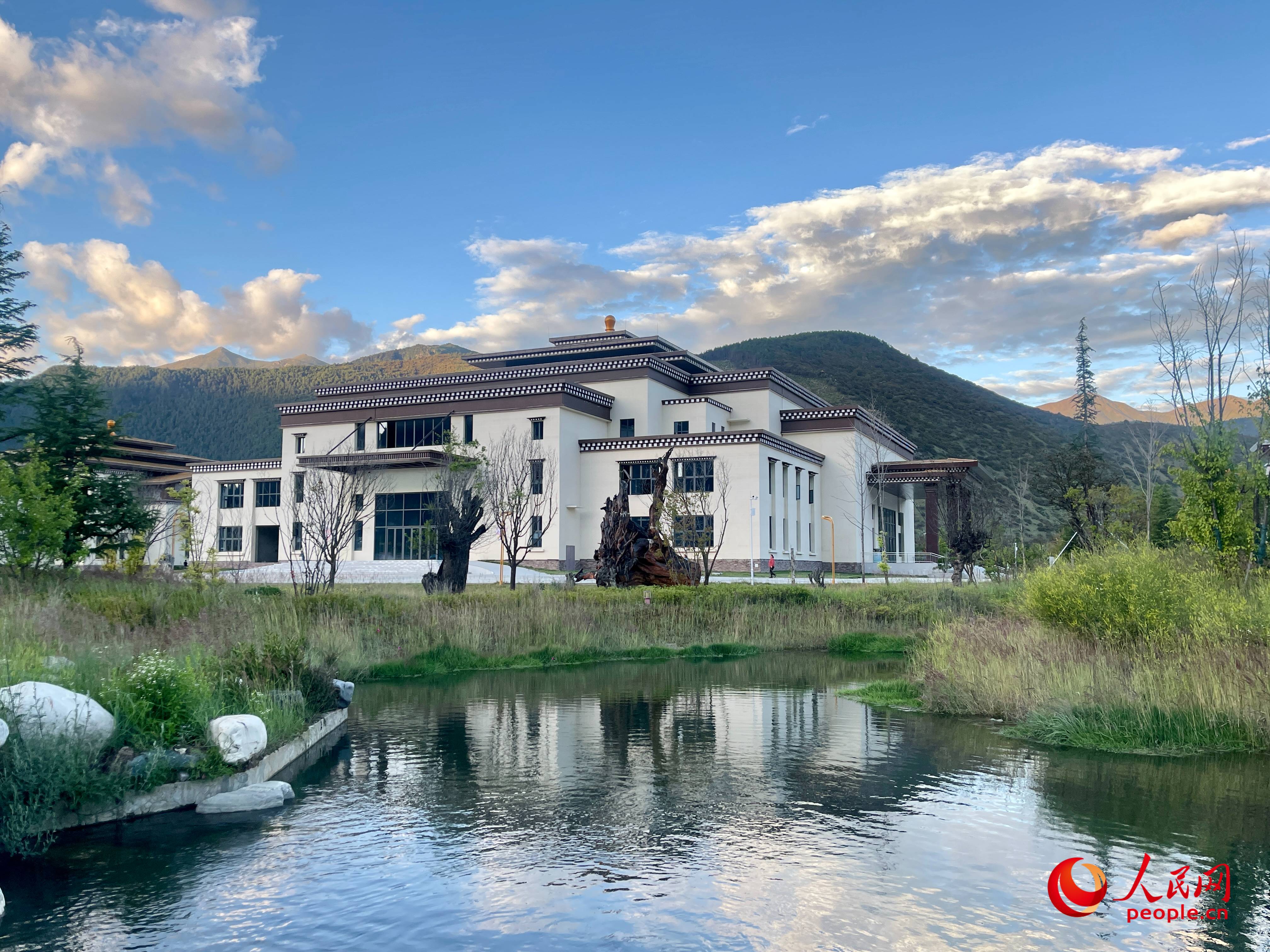 工布公園猶如一幅優(yōu)美畫卷，讓人流連忘返。人民網(wǎng) 周靜圓攝