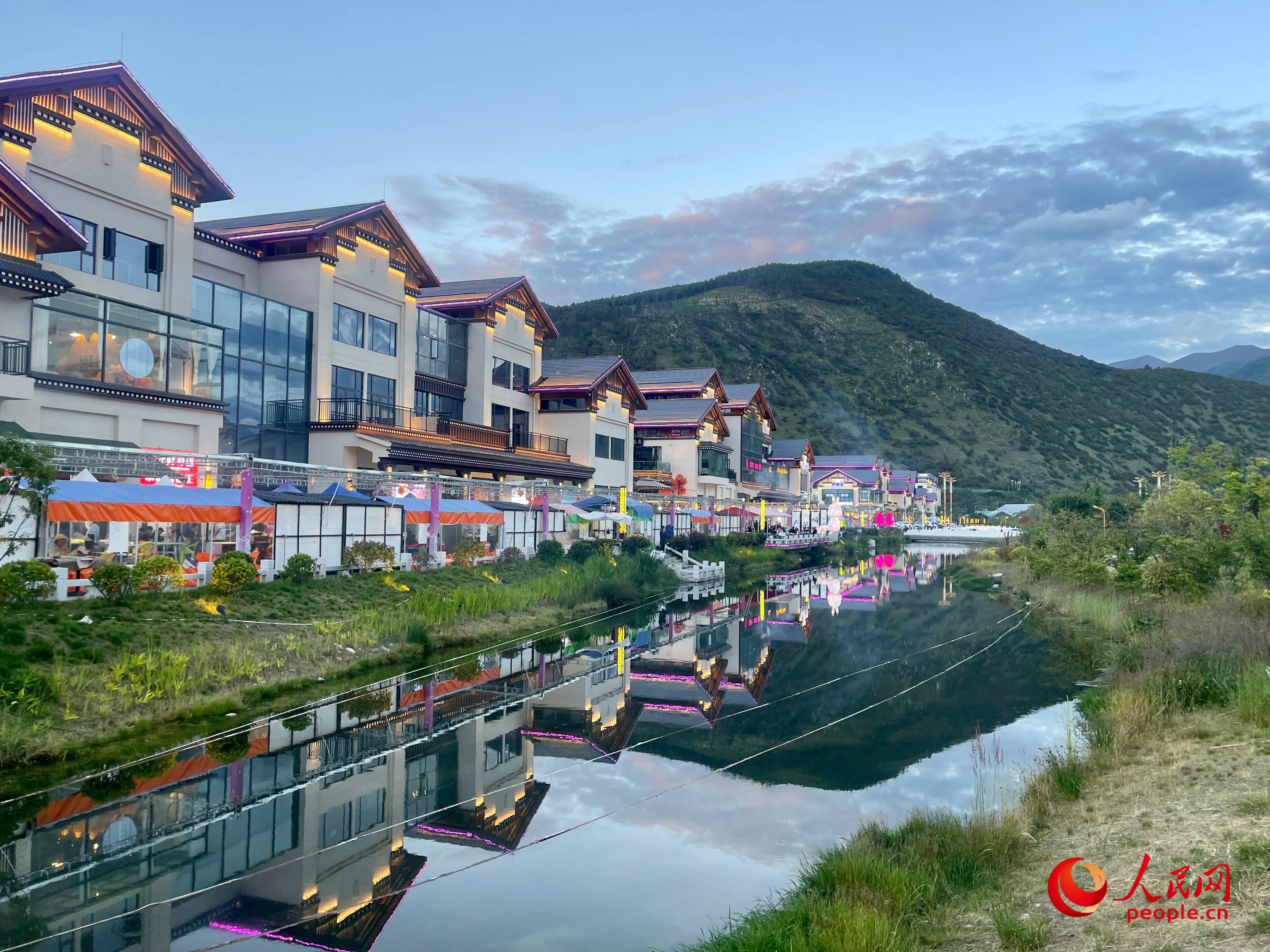 工布公園的一角，風(fēng)景秀麗。人民網(wǎng) 周靜圓攝