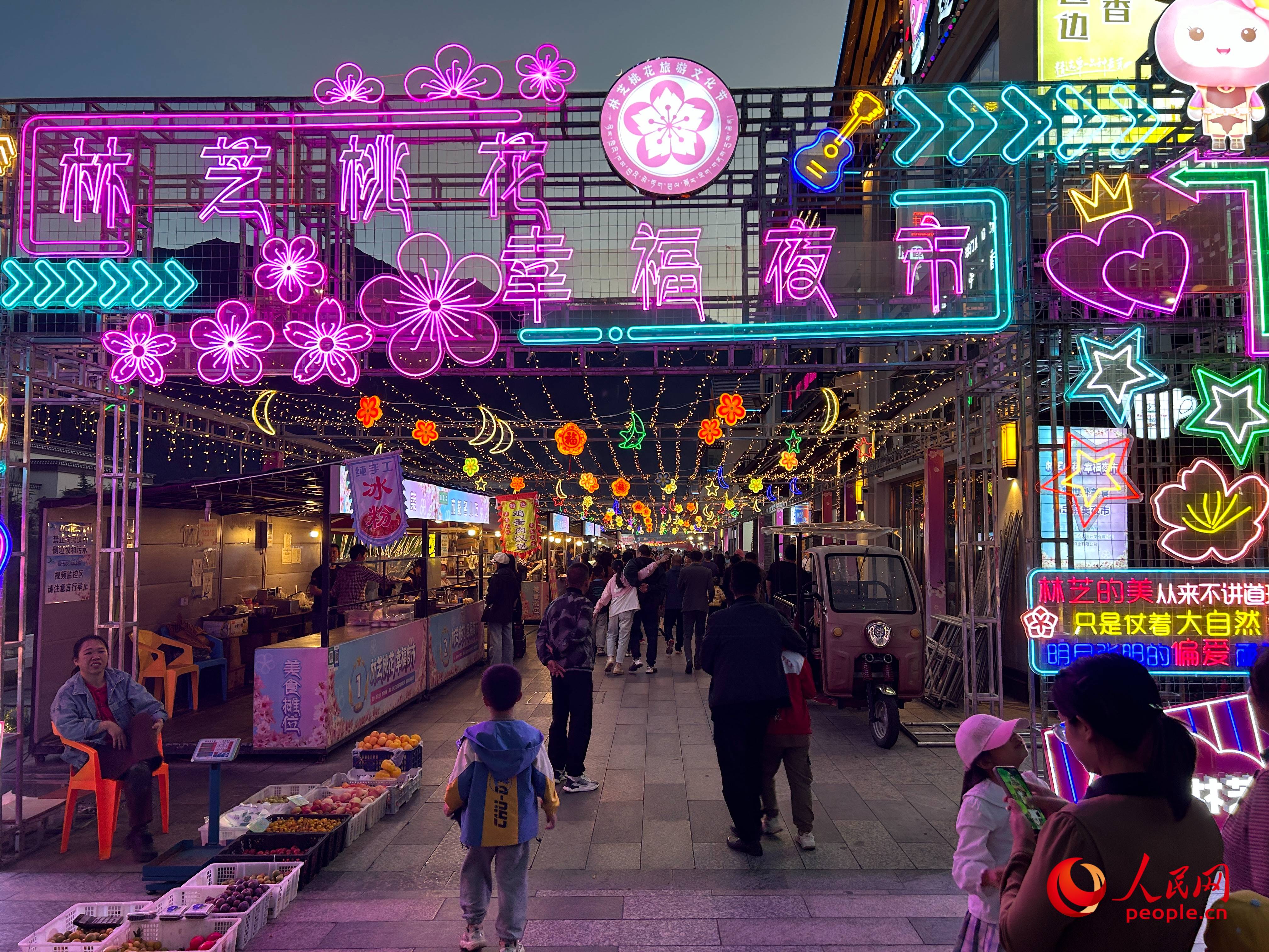 工布公園里的夜市，人來(lái)人往。人民網(wǎng) 周靜圓攝