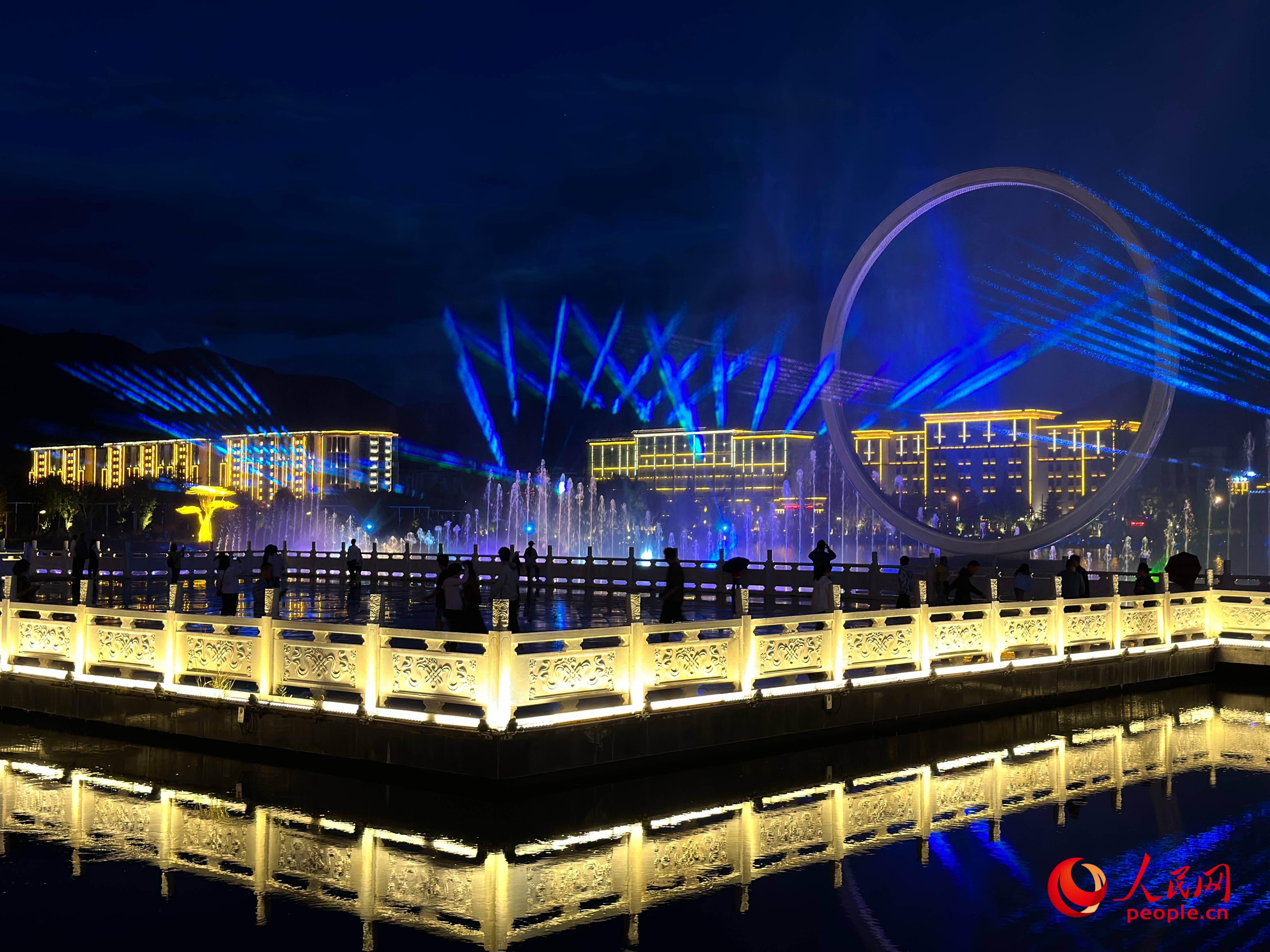 工布公園的音樂水秀噴泉，吸引市民和游客前來(lái)拍照打卡。人民網(wǎng) 周靜圓攝