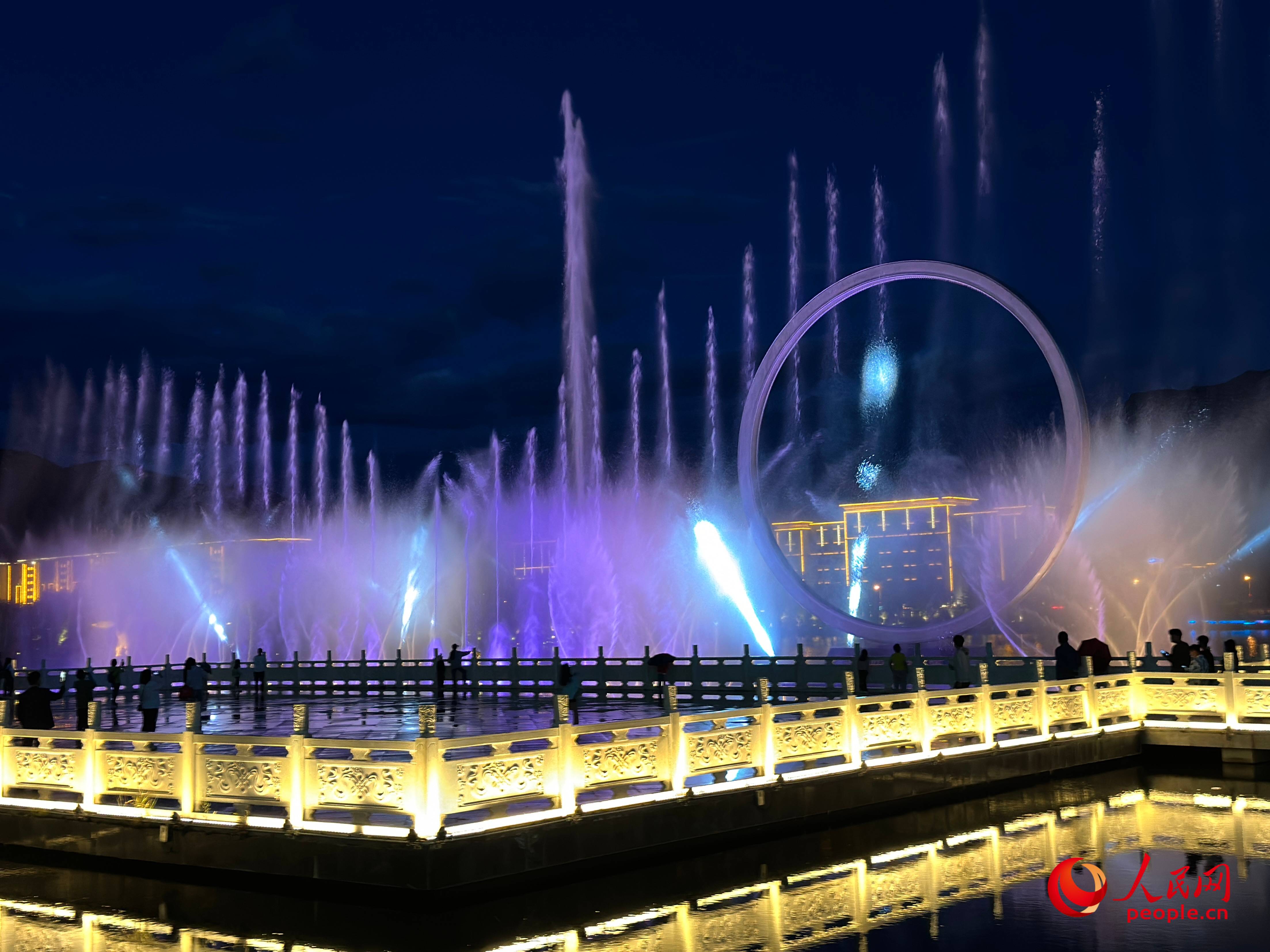 工布公園的音樂水秀噴泉，吸引市民和游客前來(lái)拍照打卡。人民網(wǎng) 周靜圓攝