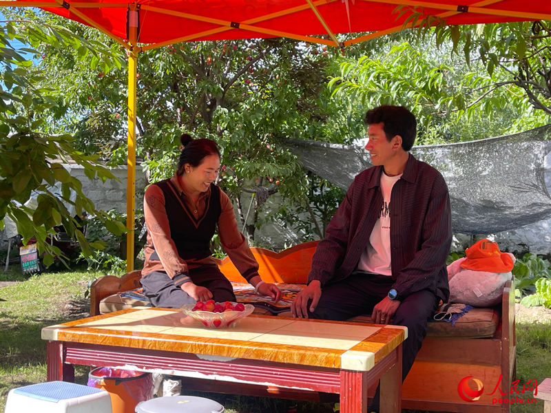 嘎拉村村民達瓦堅參和他的妻子。人民網(wǎng) 周靜圓攝