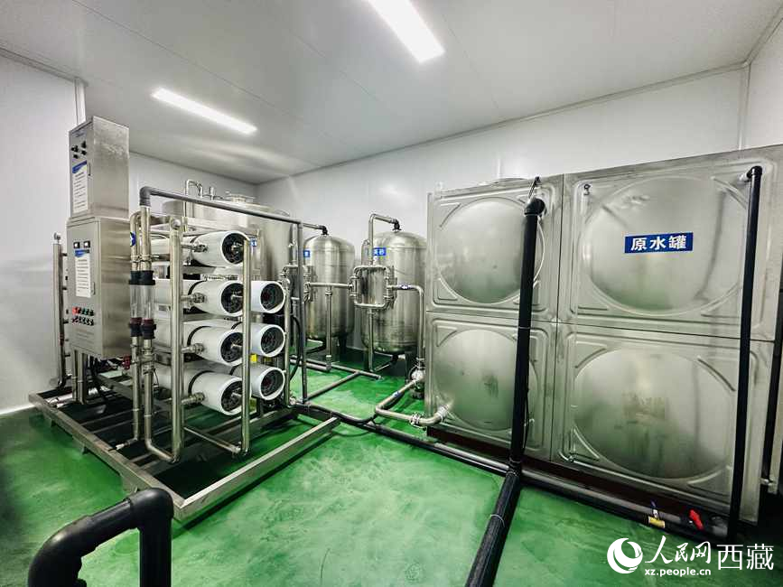 “色達牙泉”礦泉水（桶裝水）生產(chǎn)加工基地。人民網(wǎng)記者 次仁羅布攝