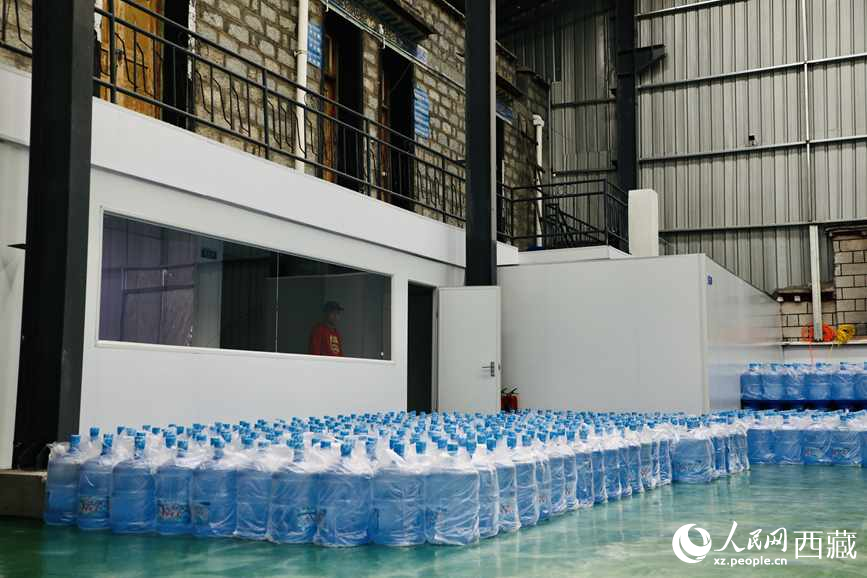 “色達牙泉”礦泉水（桶裝水）生產(chǎn)加工基地。人民網(wǎng)記者 次仁羅布攝