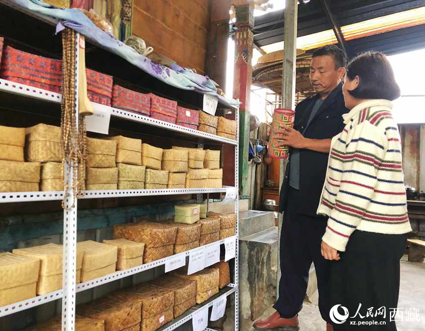 愛明（左一）給游客介紹藤竹產(chǎn)品。