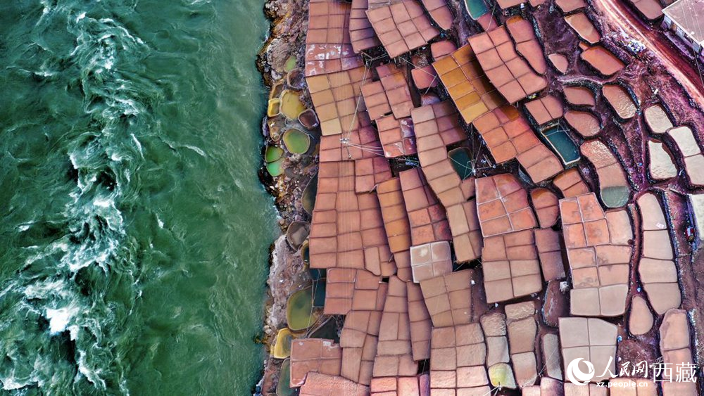 拍攝位于瀾滄江畔的鹽井古鹽田。人民網(wǎng)記者 次仁羅布攝