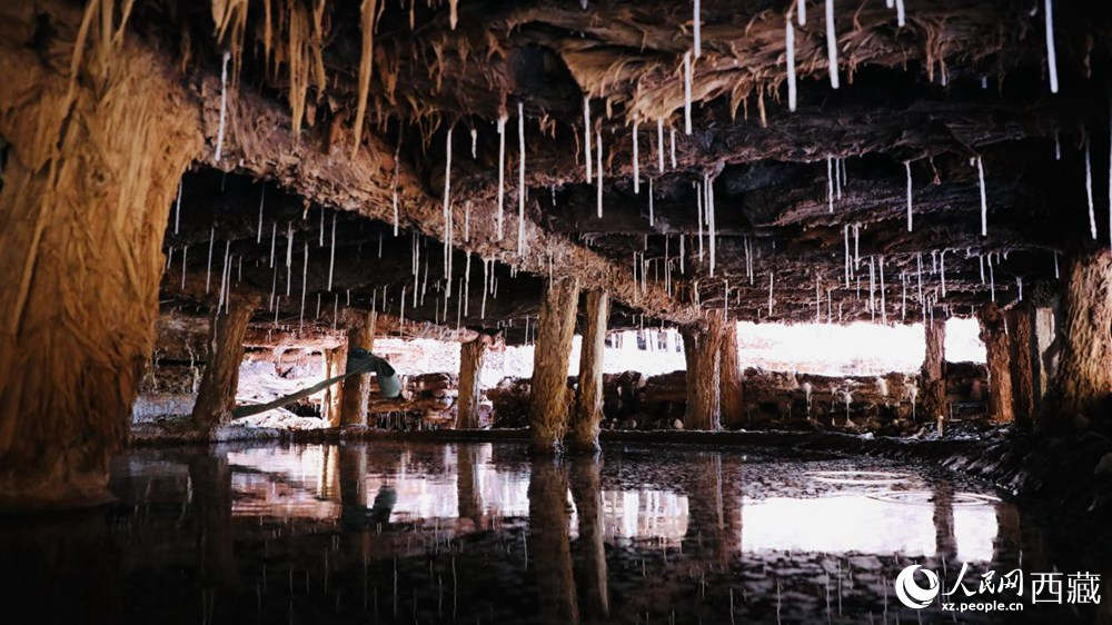 鹽田鹵水滲下的鹽柱。人民網(wǎng)記者 次仁羅布攝