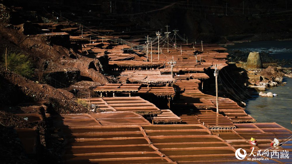 大大小小數(shù)千塊鹽田，形成一道絕美的風(fēng)景線。人民網(wǎng)記者 次仁羅布攝