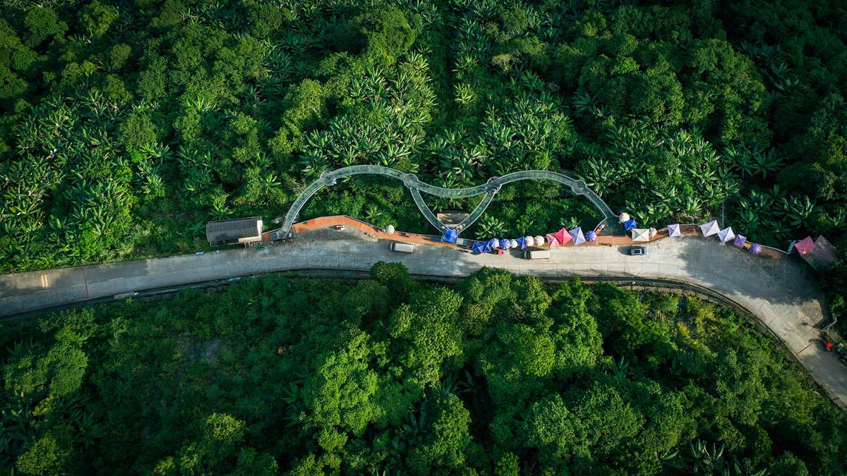 無(wú)人機(jī)航拍墨脫縣果果塘大拐彎觀景臺(tái)。人民網(wǎng)記者 次仁羅布攝