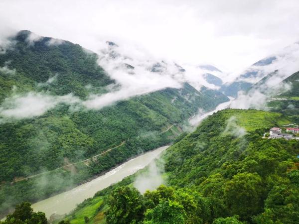 幾代建設(shè)者，歷經(jīng)半個(gè)多世紀(jì)完成！這是一條怎樣的公路？