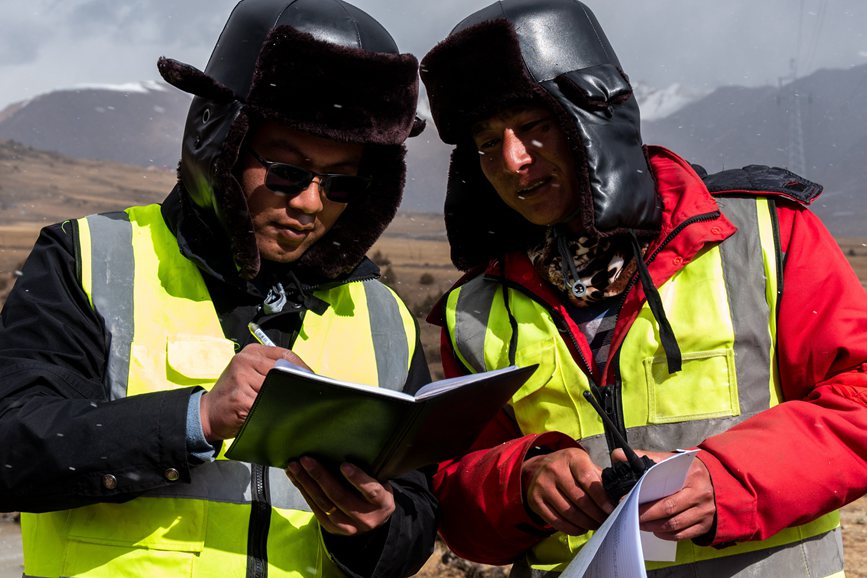2023年11月30日，西藏自治區(qū)那曲市索縣榮布至丁青縣巴達35千伏線路工程施工現(xiàn)場人員正在開展現(xiàn)場作業(yè)。趙清鵬攝