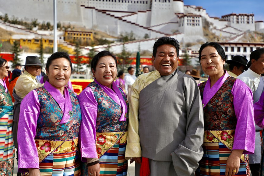 干部群眾身著盛裝在布達(dá)拉宮廣場留影。