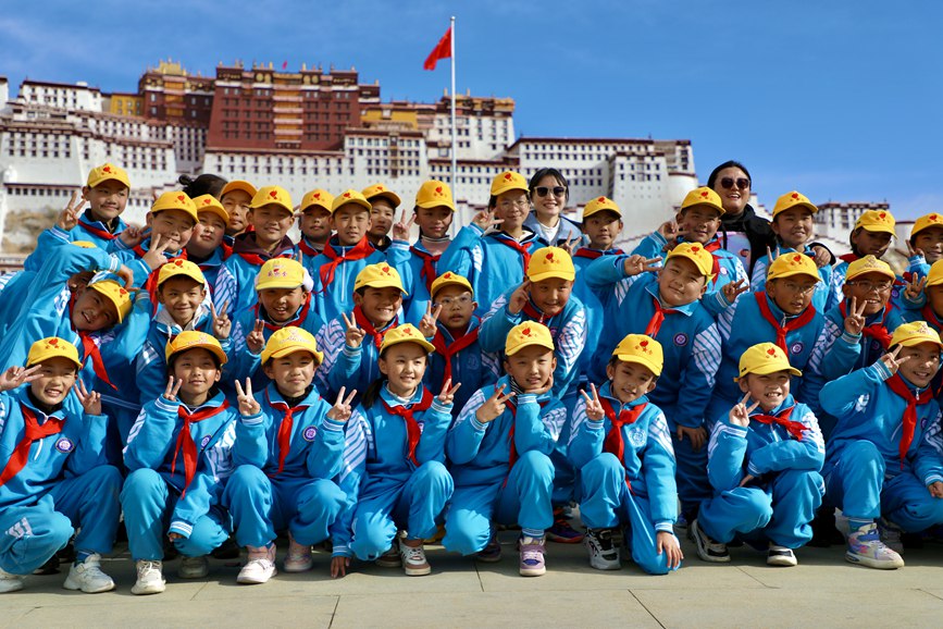 學(xué)生在國旗下留影。