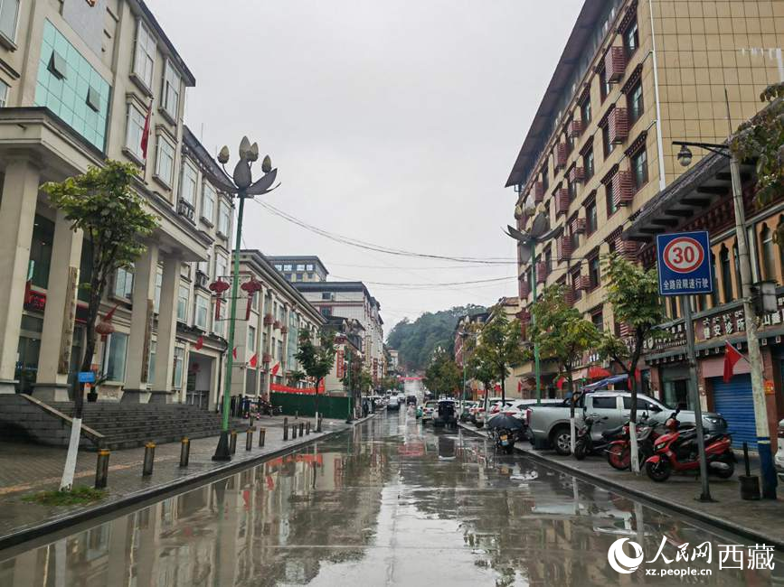 如今的墨脫縣城一應(yīng)俱全。人民網(wǎng) 李海霞攝