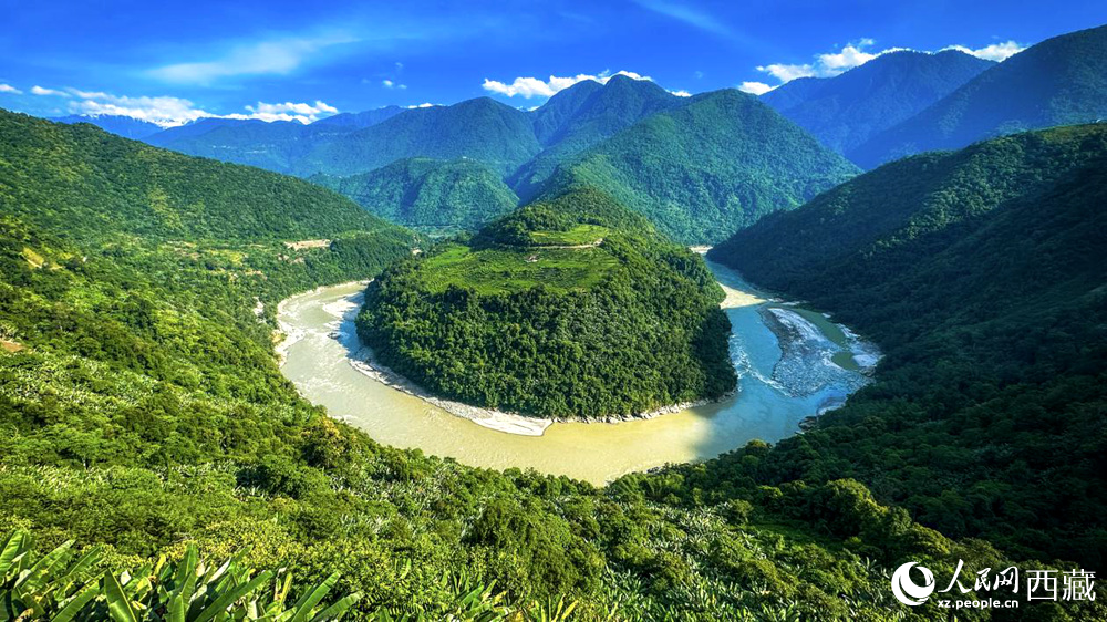 風(fēng)景秀麗、植被繁茂的西藏林芝市墨脫縣果果塘大拐彎。人民網(wǎng)記者 次仁羅布攝