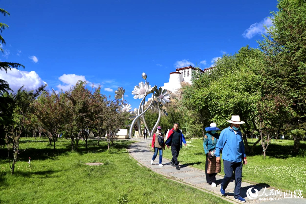 市民在公園內(nèi)散步。