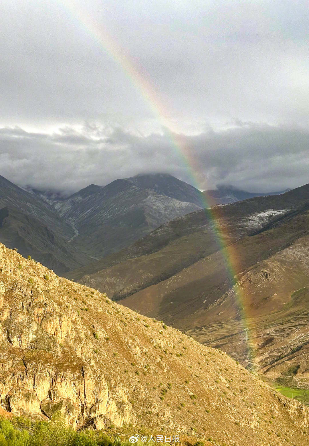 接好運(yùn)！青藏高原現(xiàn)巨大彩虹橋