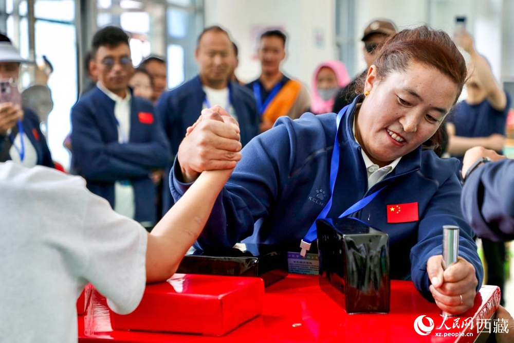 拉薩首屆農(nóng)牧民運(yùn)動(dòng)會(huì)上的掰手腕比賽現(xiàn)場(chǎng)。