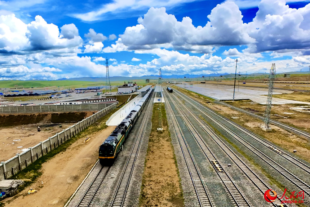 Z166次列車駛向那曲站。人民網(wǎng)記者 趙晨攝