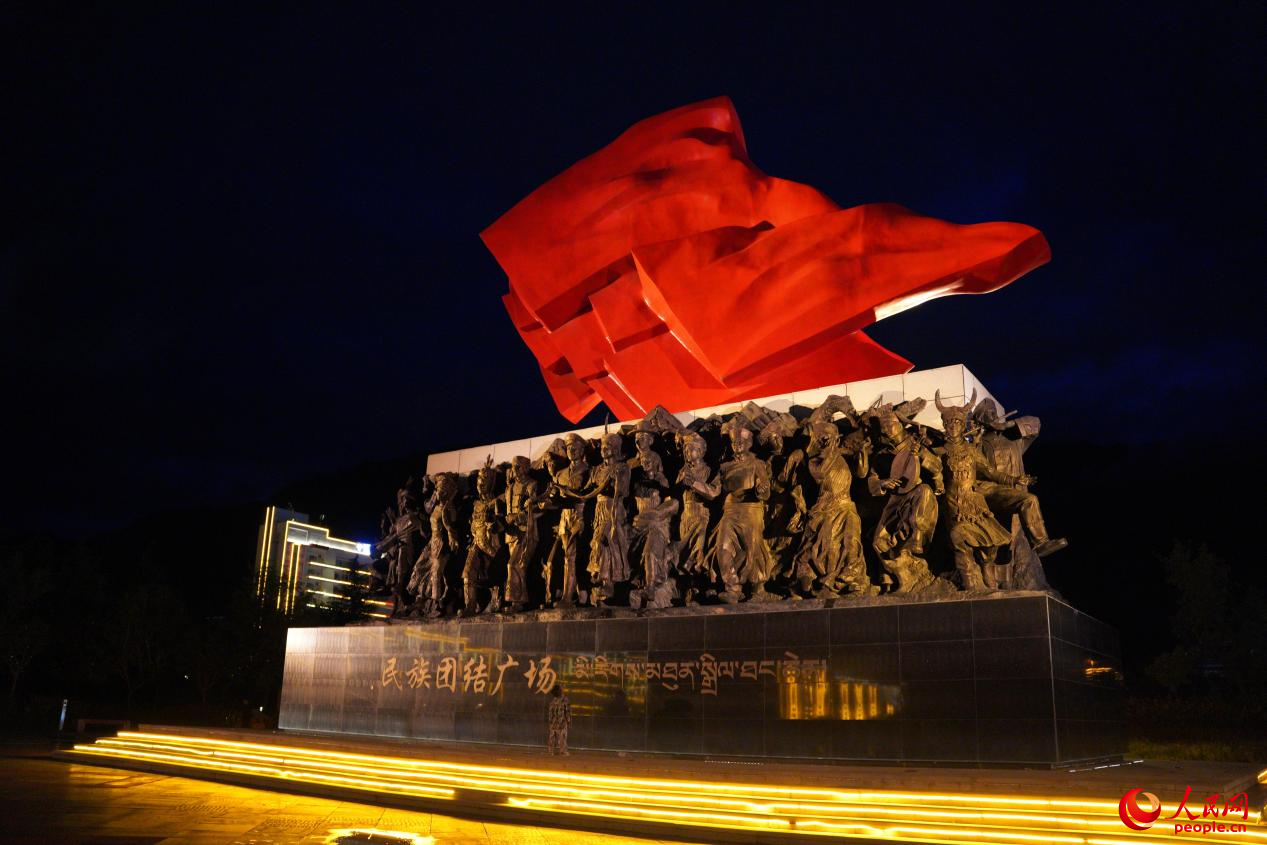 西藏林芝市民族團(tuán)結(jié)廣場上的標(biāo)志性雕塑。人民網(wǎng)記者 趙晨攝