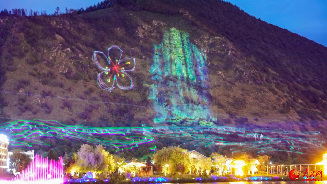 西藏林芝市民族團(tuán)結(jié)廣場燈光秀舞動(dòng)。人民網(wǎng)記者 趙晨攝