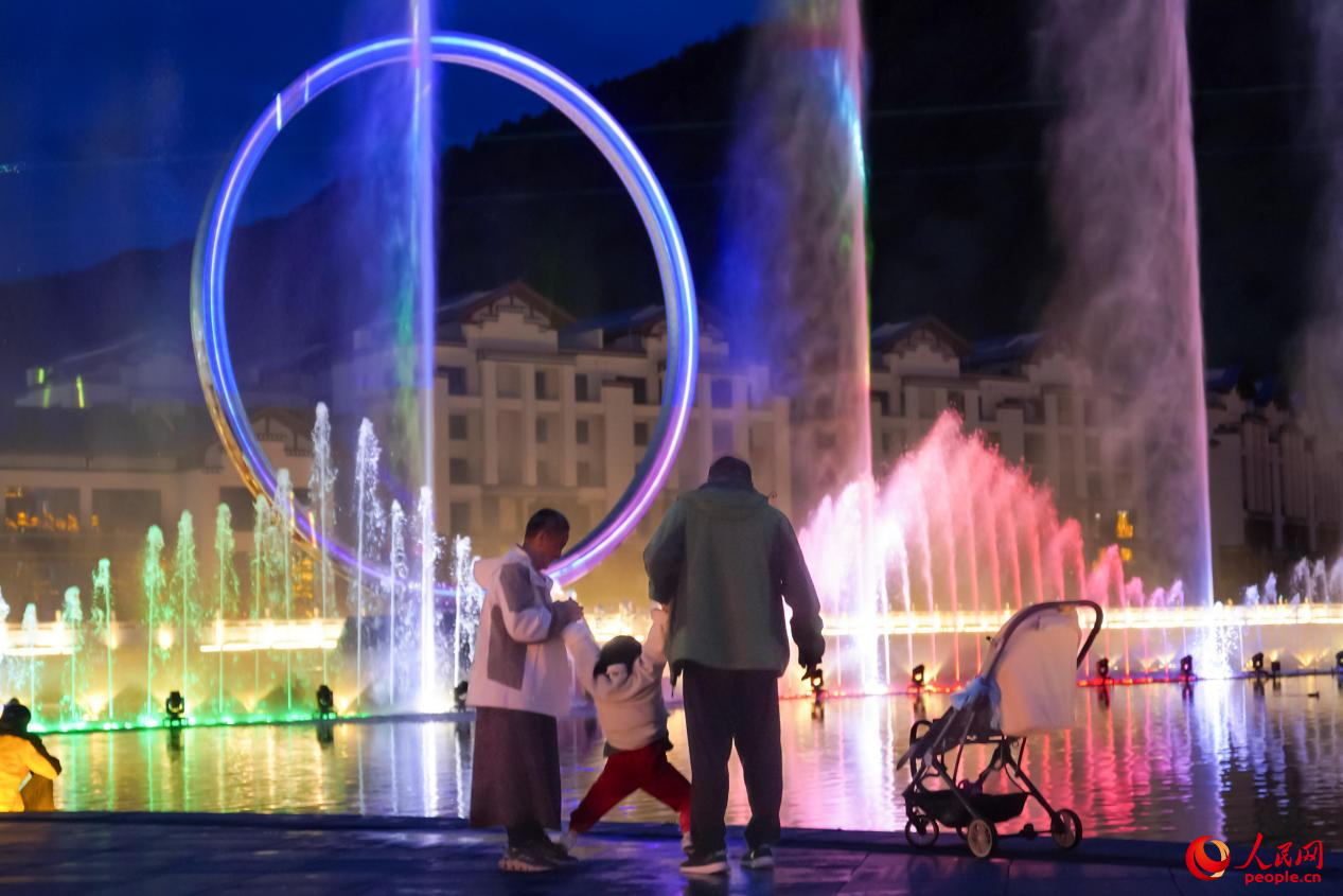居民在西藏林芝市民族團(tuán)結(jié)廣場上玩耍。人民網(wǎng)記者 趙晨攝