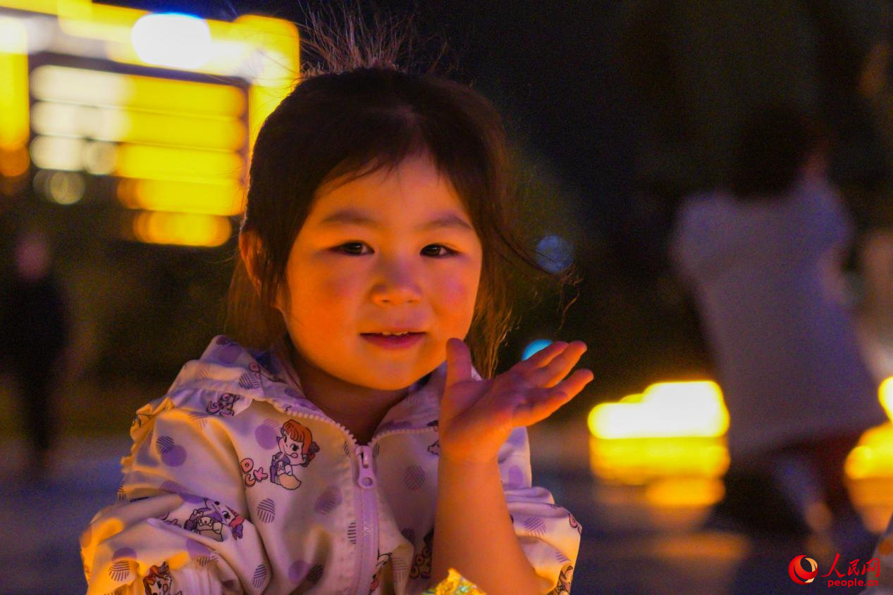 西藏林芝市民族團(tuán)結(jié)廣場上的兒童。人民網(wǎng)記者 趙晨攝