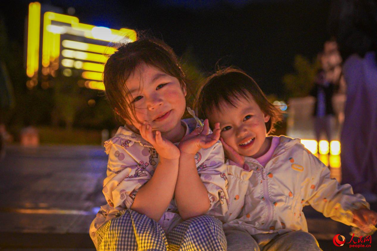 西藏林芝市民族團(tuán)結(jié)廣場上的兒童。人民網(wǎng)記者 趙晨攝