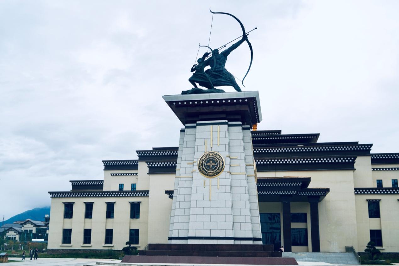 工布公園里的城市地標(biāo)雕塑——畢秀之子。人民網(wǎng)記者 益西康珠攝