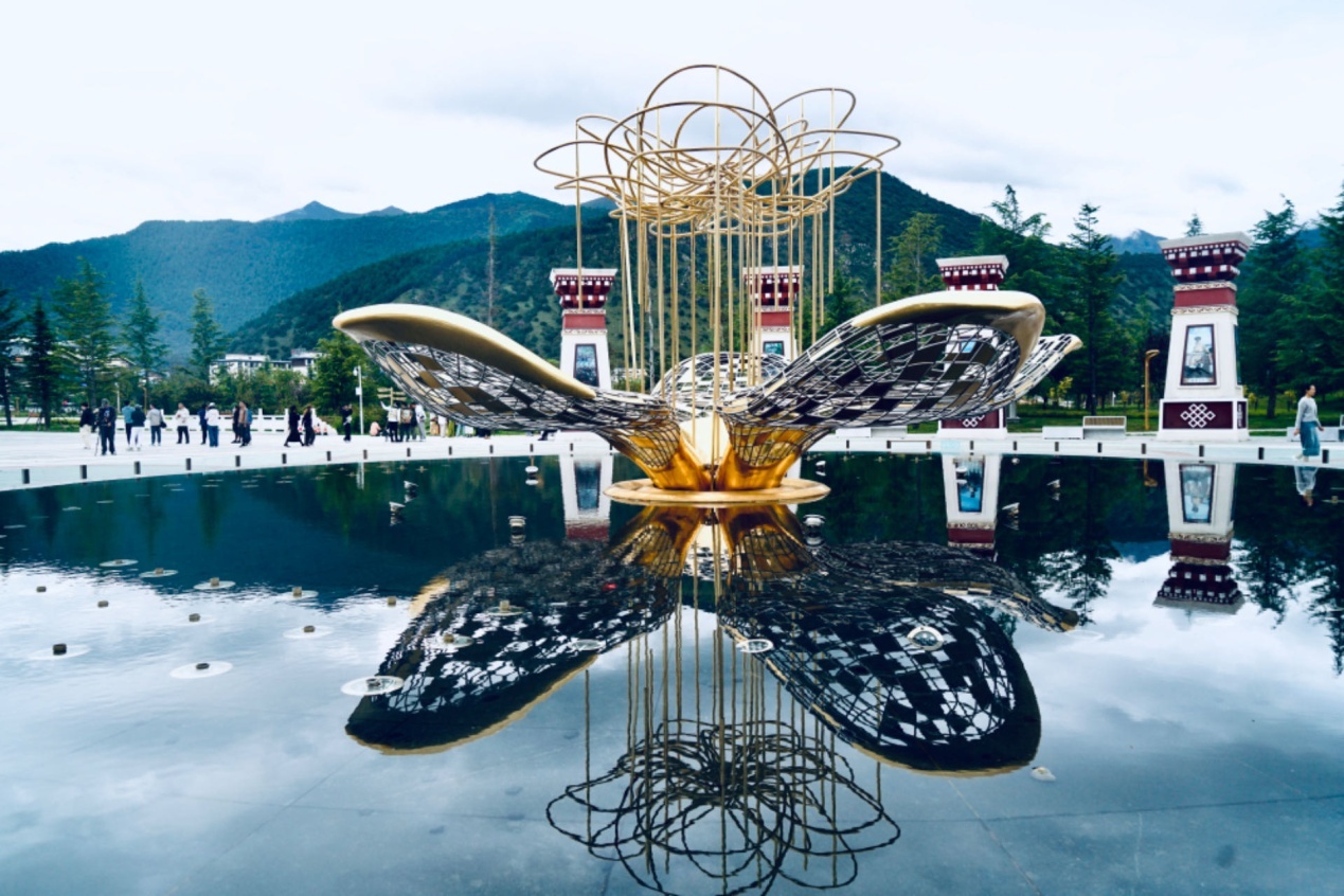 工布公園里的桃花主題雕塑——萬樹桃花。人民網(wǎng)記者 益西康珠攝