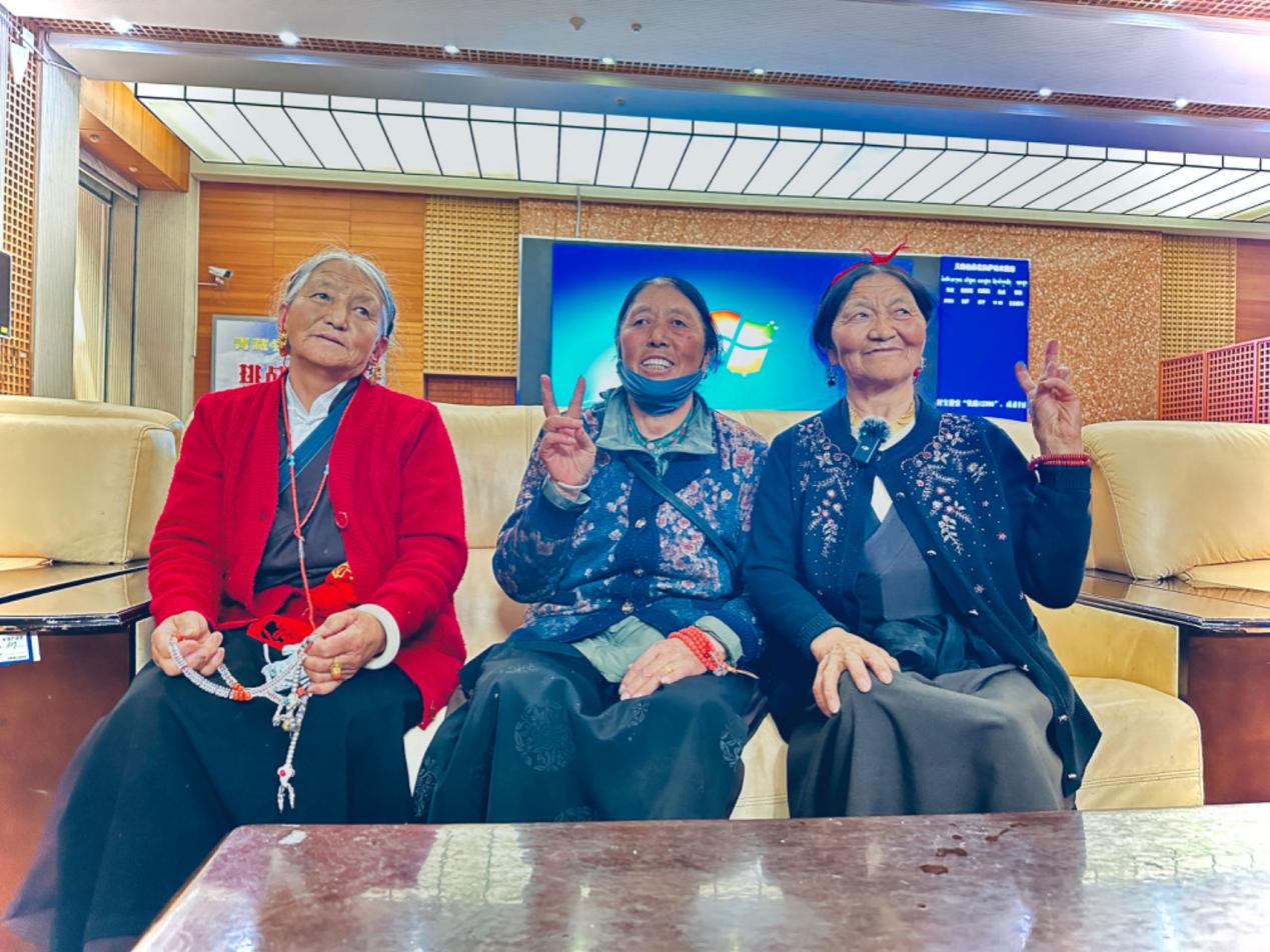 來(lái)自四川甘孜的三位阿媽在拉薩火車站等候前往青海西寧的列車。人民網(wǎng)記者 益西康珠攝