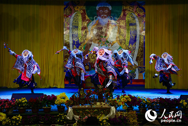 扎西曲登社區(qū)藏戲表演。人民網(wǎng)記者 次仁羅布攝