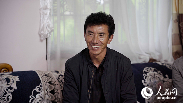 嘎拉村村民達瓦堅參聊起孩子們滿臉自豪。人民網(wǎng)記者 趙晨攝