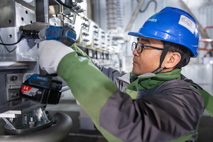 阿里地區(qū)首套電網(wǎng)側(cè)帶超容構(gòu)網(wǎng)型SVG工程現(xiàn)場工作人員正在進行投運前螺栓緊固工作。趙清鵬攝