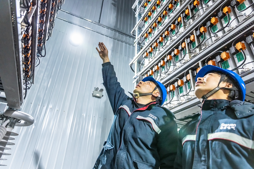 阿里地區(qū)首套電網(wǎng)側(cè)帶超容構(gòu)網(wǎng)型SVG工程現(xiàn)場工作人員正在進行投運前設(shè)備狀態(tài)檢查。趙清鵬攝