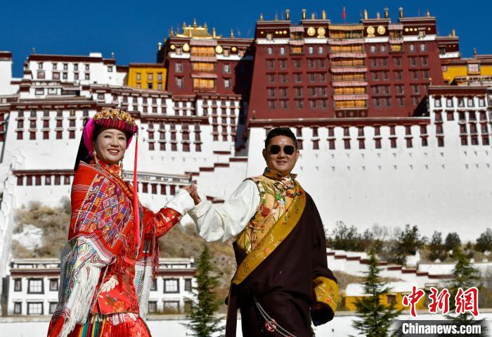 冬游西藏新風(fēng)尚：藏裝拍照、寄明信片成熱門
