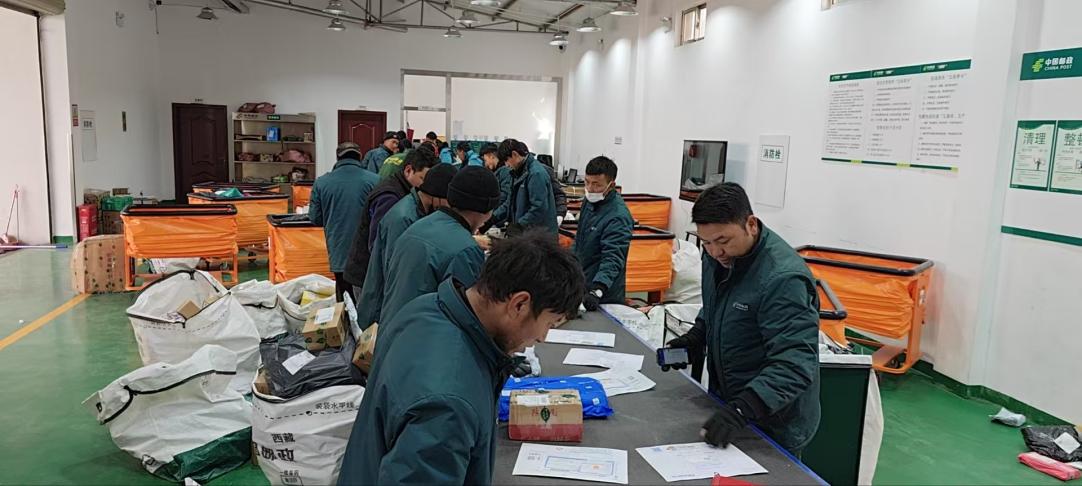 西藏拉薩城東營業(yè)部分揀員正在傳送帶分揀。旦增攝