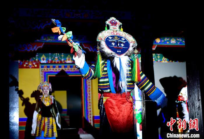 西藏拉薩：古建大院里上演傳統(tǒng)演藝服飾秀