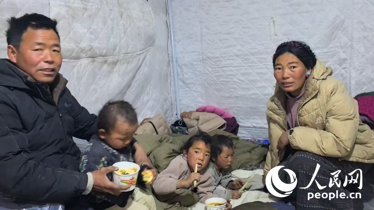 森嘎村村民扎西一家五口。人民網(wǎng)記者 吳雨仁攝
