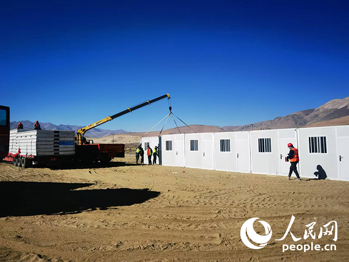 1月9日，在日喀則市定日縣長所鄉(xiāng)森嘎村安置點，工作人員抓緊搭建移動板房，確保受災(zāi)群眾溫暖過冬。人民網(wǎng)記者 吳雨仁攝
