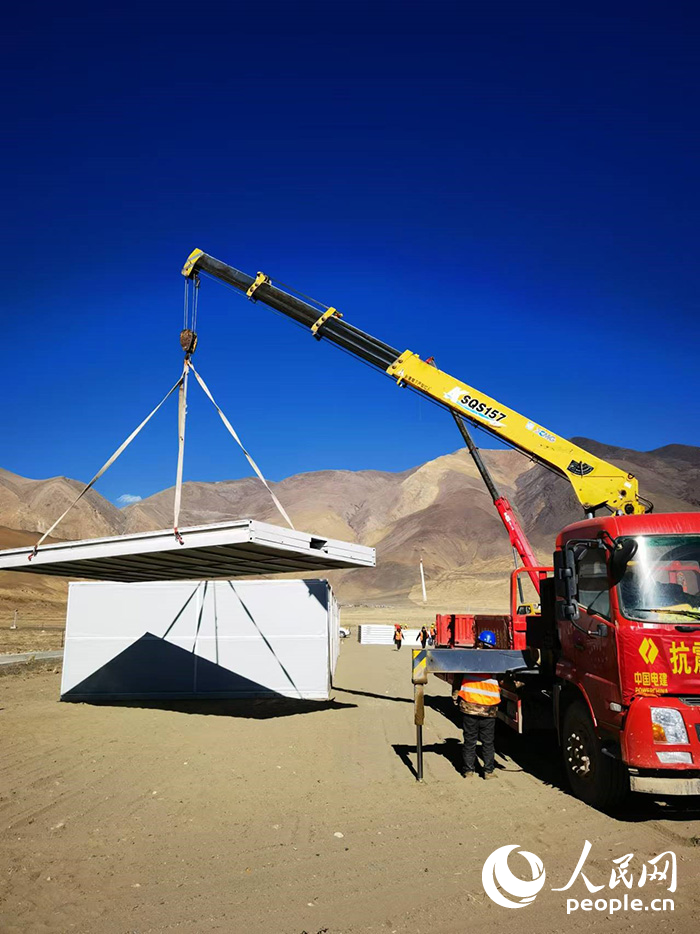 1月9日，日喀則市定日縣長所鄉(xiāng)森嘎村安置點正在吊裝板房。人民網(wǎng)記者 吳雨仁攝