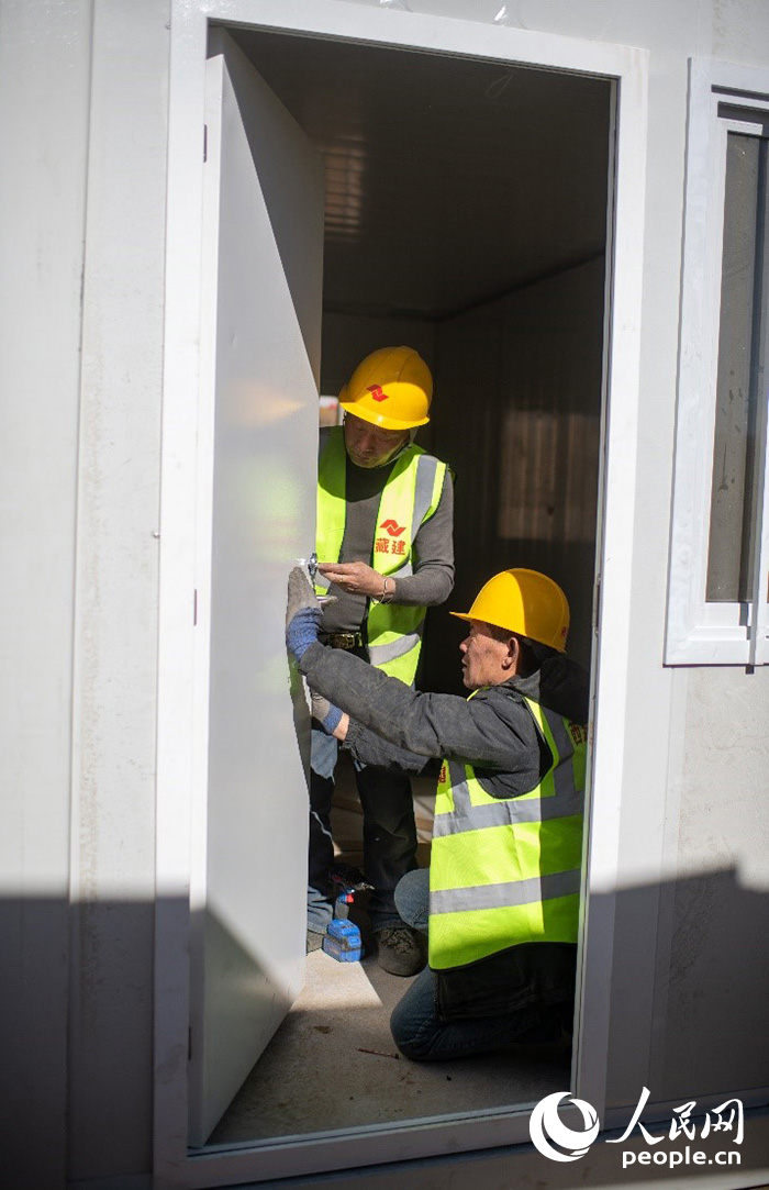 1月9日，在日喀則市定日縣長所鄉(xiāng)古榮村安置點，施工人員正在抓緊搭建移動板房，確保受災(zāi)群眾溫暖過冬。人民網(wǎng)記者 翁奇羽攝