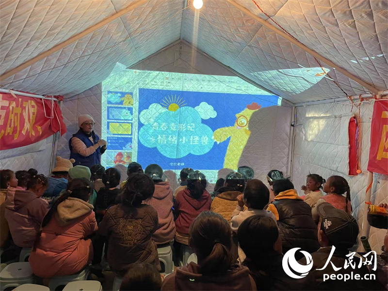 社工次旦拉姆以“青春變形記之情緒小怪獸”為主題給塘仁村孩子們講課。人民網(wǎng)記者 郝潔攝